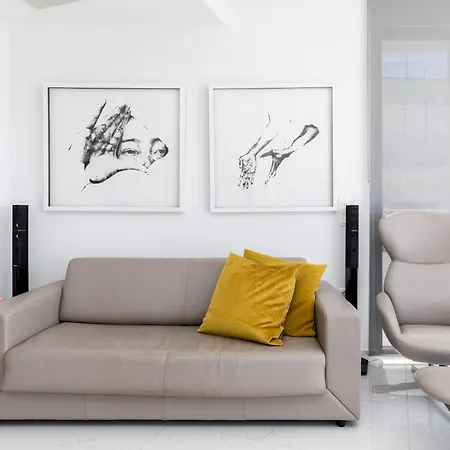 Aria, Lux Seafront Apt With White Tower View
