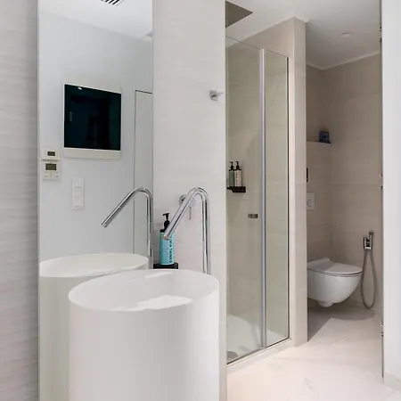 Aria, Lux Seafront Apt With White Tower View