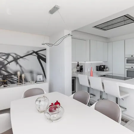 Апартаменти Aria, Lux Seafront Apt With White Tower View