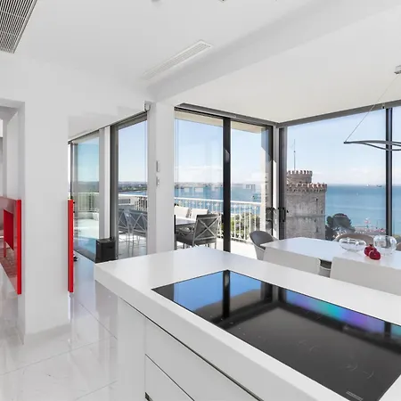 Aria, Lux Seafront Apt With White Tower View Салоніки